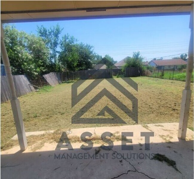 Building Photo - Charming 5 Bedroom House