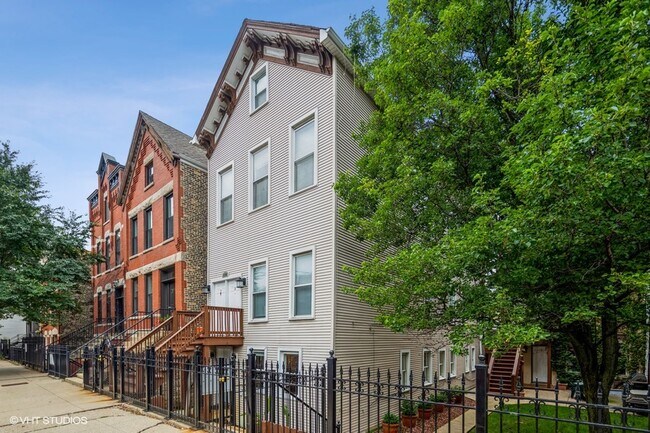 Building Photo - 1426 N Greenview Ave