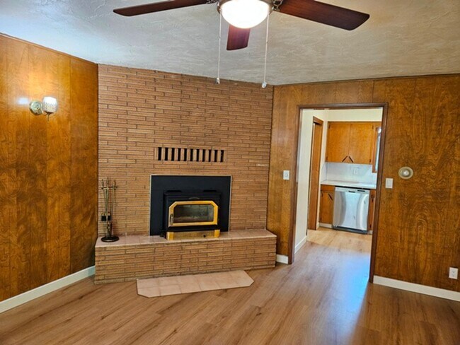 Building Photo - 3Bd/2Ba Single Story House - For Viewing!