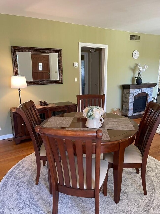 Building Photo - 101 N Lakeside Dr