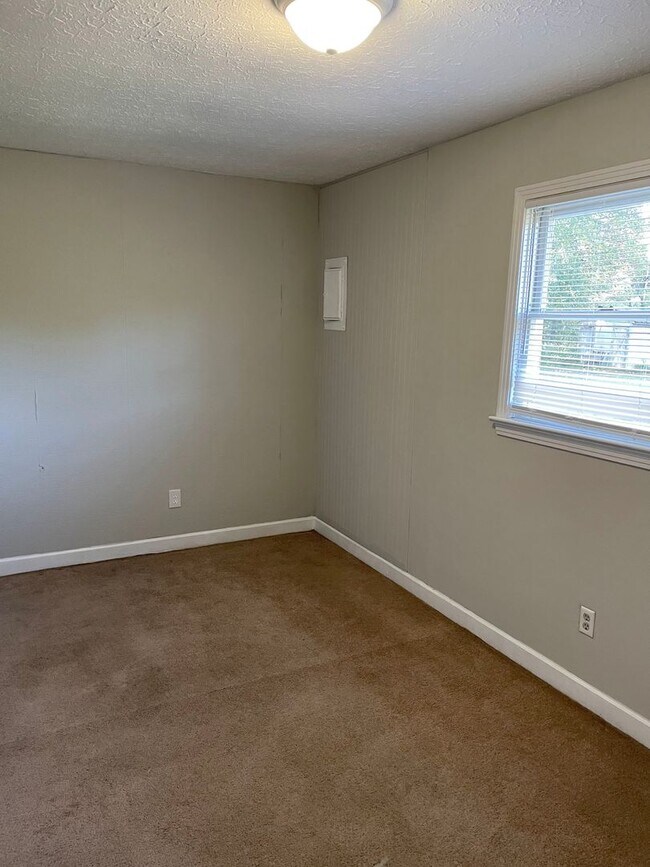 Building Photo - 587 Whitlock Rd