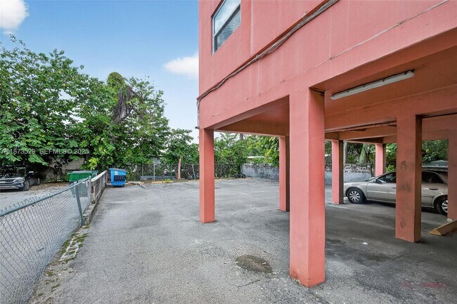 Building Photo - 458 SW 9th St