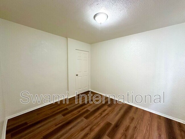 Building Photo - 1733 1/2 E. 63rd St.