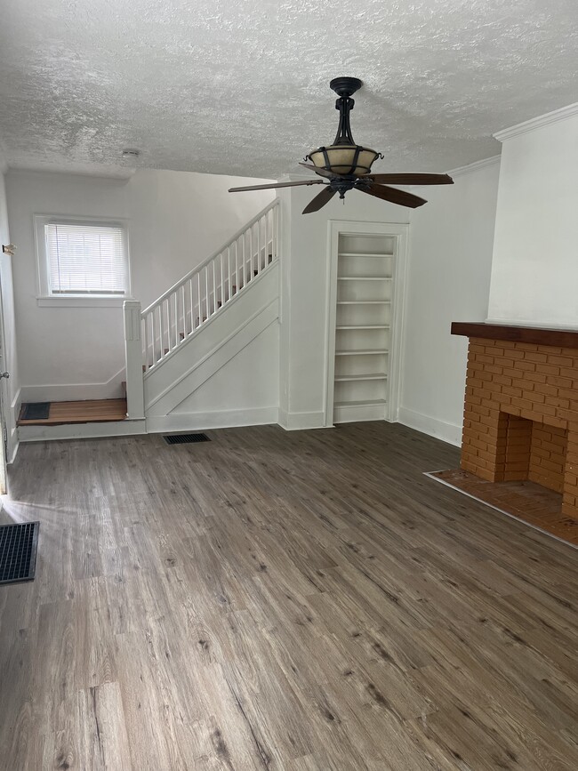 Building Photo - 2028 Eastview Ave