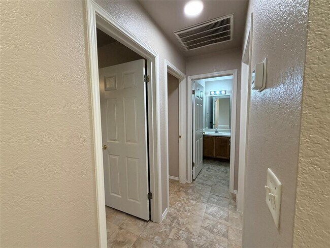 Building Photo - 2904 Whisper Oaks Ln