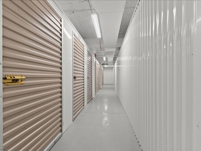 Building Photo - Polly Want an Apartment