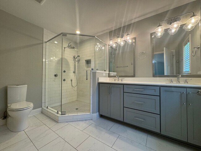 Building Photo - Gulf Breeze Proper - 5 bedroom, 3.5 bathro...