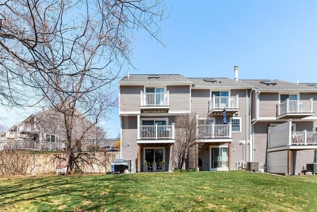 Building Photo - 320 Newbury St