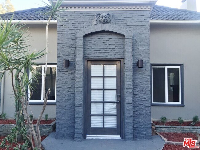 Building Photo - 8538 W Knl Dr
