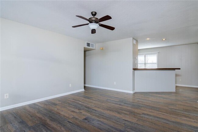 Building Photo - 1208 NE 3rd St