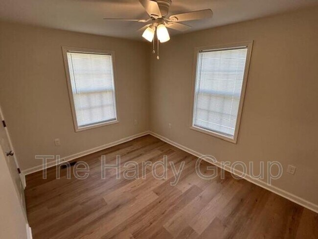 Building Photo - 203 Floyd St