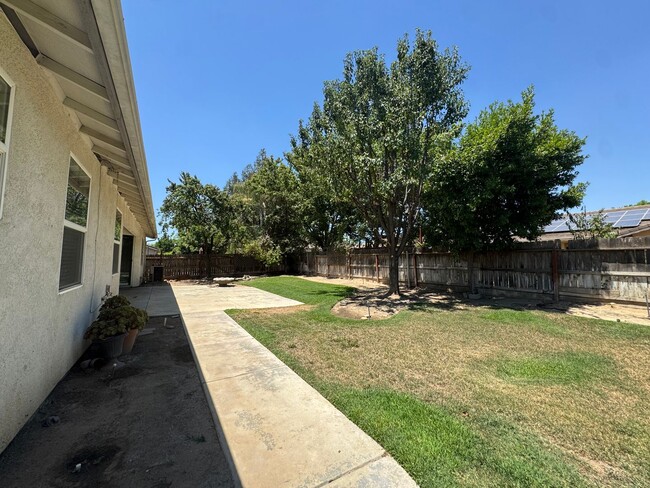 Building Photo - 5781 E Kaviland Ave