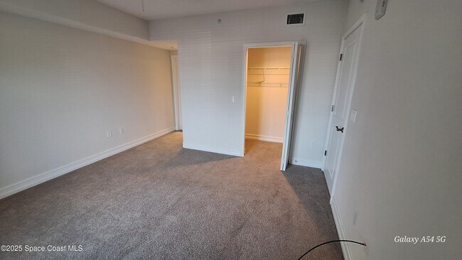 Building Photo - 1805 N Riverside Dr