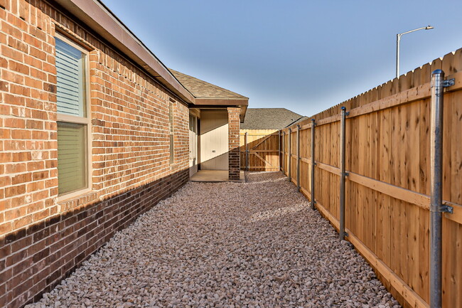 Building Photo - Luxurious Townhome Located In Lincoln 16!