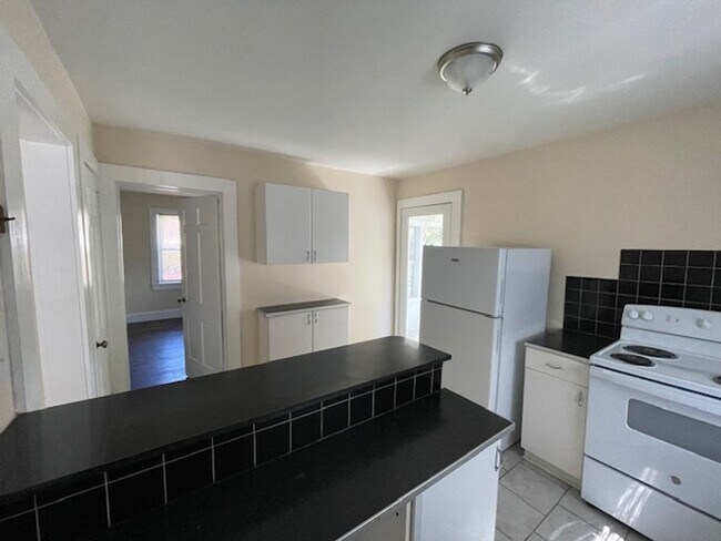 Building Photo - Perfect Home In Center of Winston-Salem!