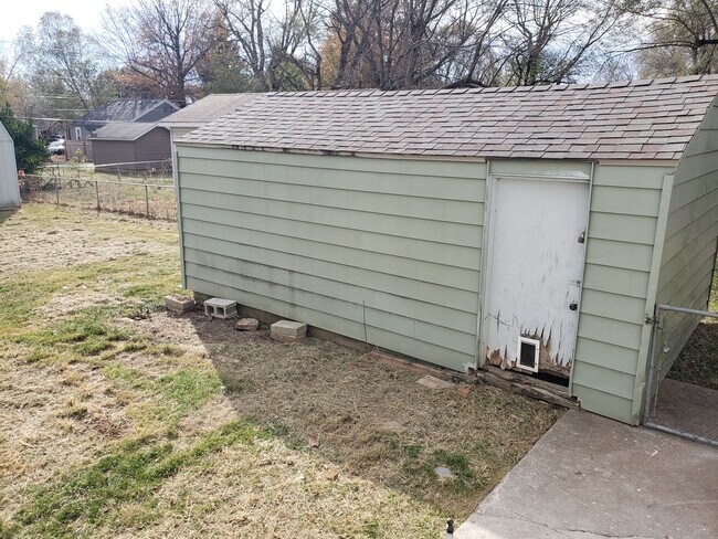 Building Photo - 1664 E Florida St