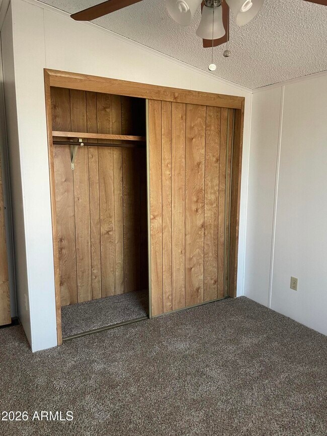 Building Photo - 415 E Villa Theresa Dr