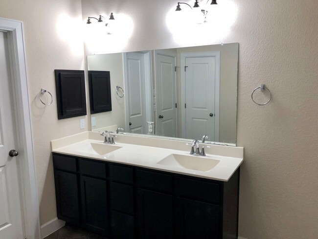 Building Photo - Upscale 3 Bedroom 2 Bath with Lots of Space!