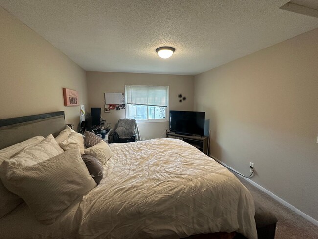 Building Photo - Beautiful 3 bedroom, 2 bath Townhome with ...