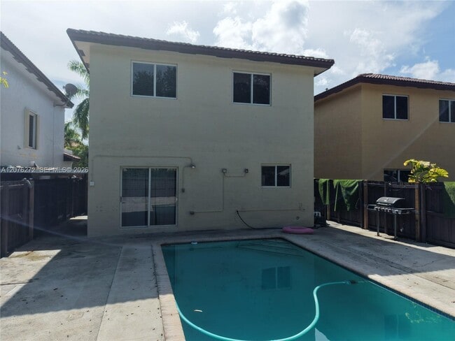 Building Photo - 2529 NE 41st Terrace