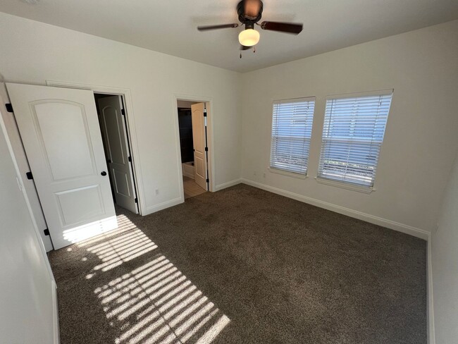 Building Photo - 3 Bed / 2 Bath | North Oak Park Home Avail...