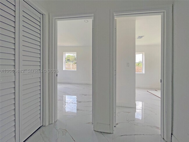 Building Photo - 1606 NW 12th Ct