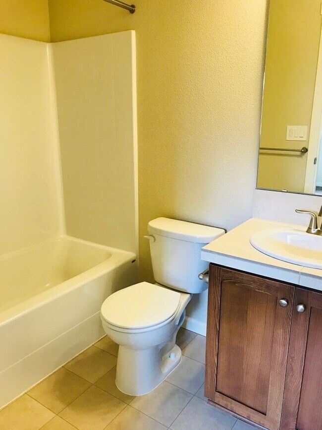 Building Photo - Townhouse Charmer in River Terrace Neighborhood!