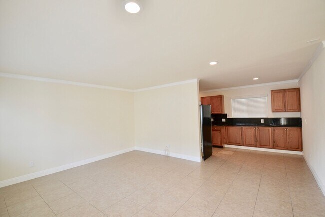 Building Photo - Ground Level Home La Jolla Village! Washer, Dryer, Parking, Upgraded Appliances! Walk to beaches!