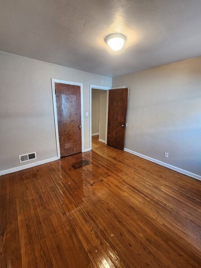 Building Photo - 2 Bed 1 Bath