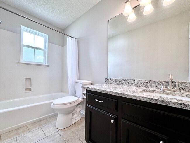 Building Photo - Serene 3BR Home in Peaceful Azalea Lakes