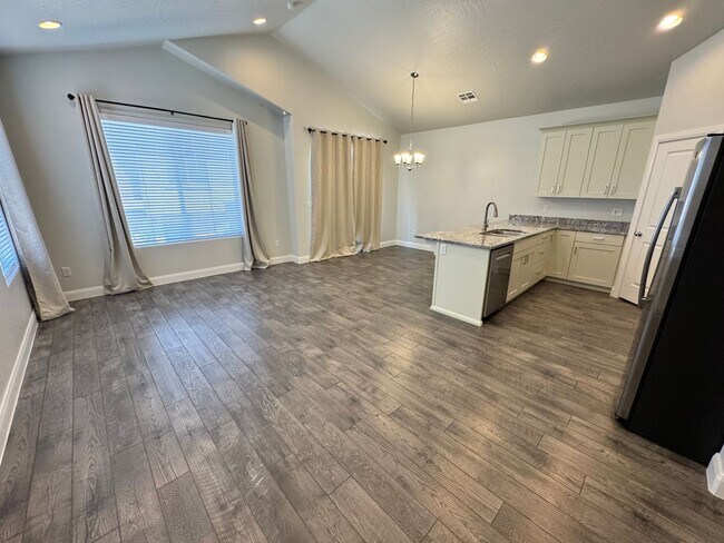 Building Photo - Pet Friendly!! Fresh and Clean!!  Ready to go!