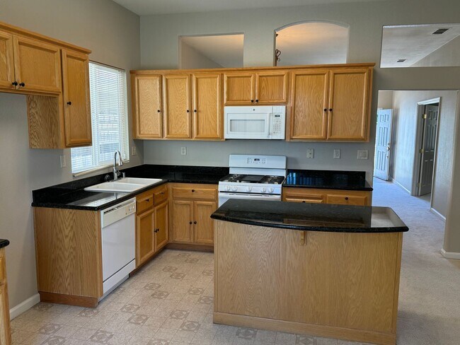 Building Photo - Possible 4th Bedroom