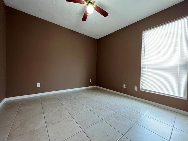 Building Photo - 3-Bedroom, 2-Bathroom Duplex in A Convenie...
