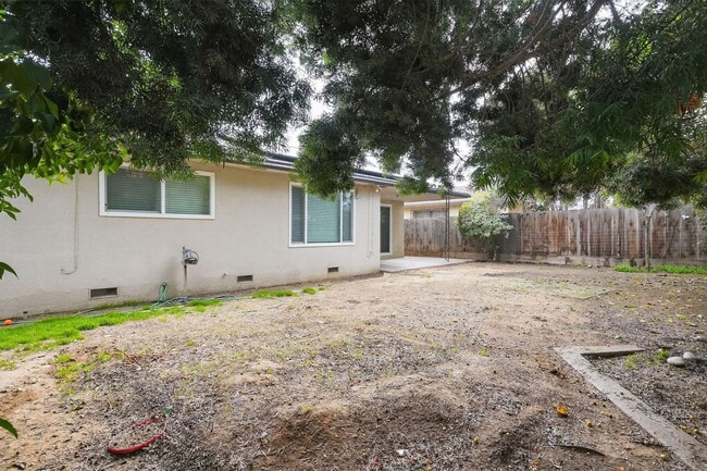 Building Photo - 4115 N Briarwood Ave