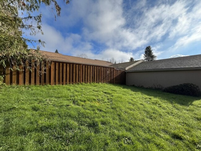 Building Photo - Spacious 3-Bedroom Home in Prime highly sought-after West Linn community