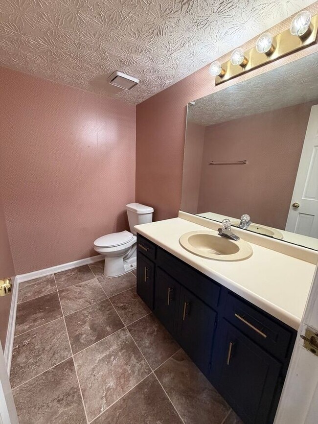 Building Photo - Beautiful 2 bedroom 1.5 bath town home!