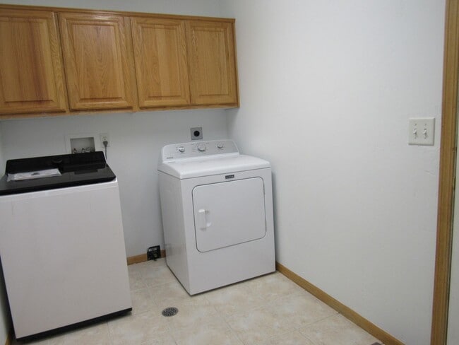Building Photo - Gorgeous! Spacious Westside Home
