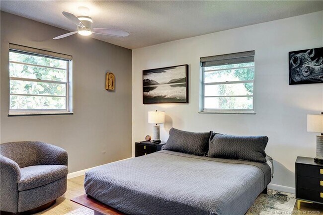 Building Photo - 905 SE Flamingo Ave