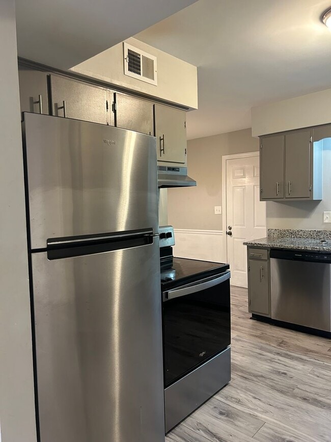 Building Photo - 815 Poindexter Ave