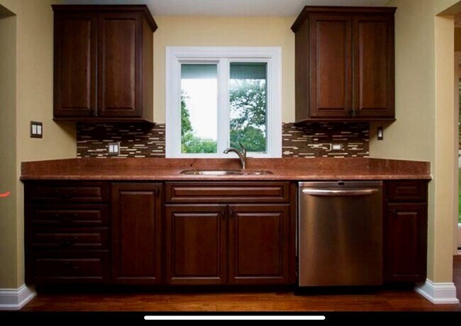 Building Photo - 11 Woodridge Dr