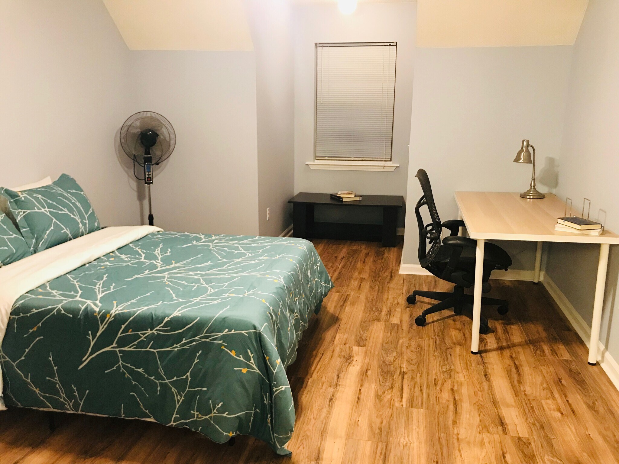 Building Photo - 117 Towne Park Dr W