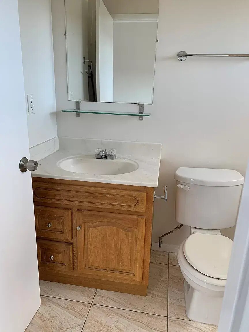 Bathroom room 1 - 438 N Crystal Ct