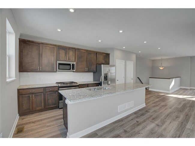Building Photo - 855 Roselyn Dr