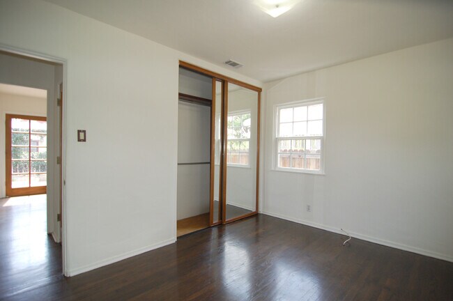 Building Photo - 3032 Glenhurst Ave