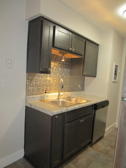 Building Photo - 23 College Ave SE