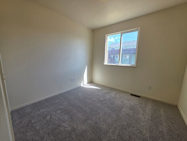 Building Photo - Gorgeous 4 Bed 3 bath Home In Wagon Trails!!