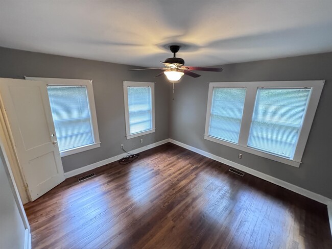 Building Photo - 819 N Forest Dr