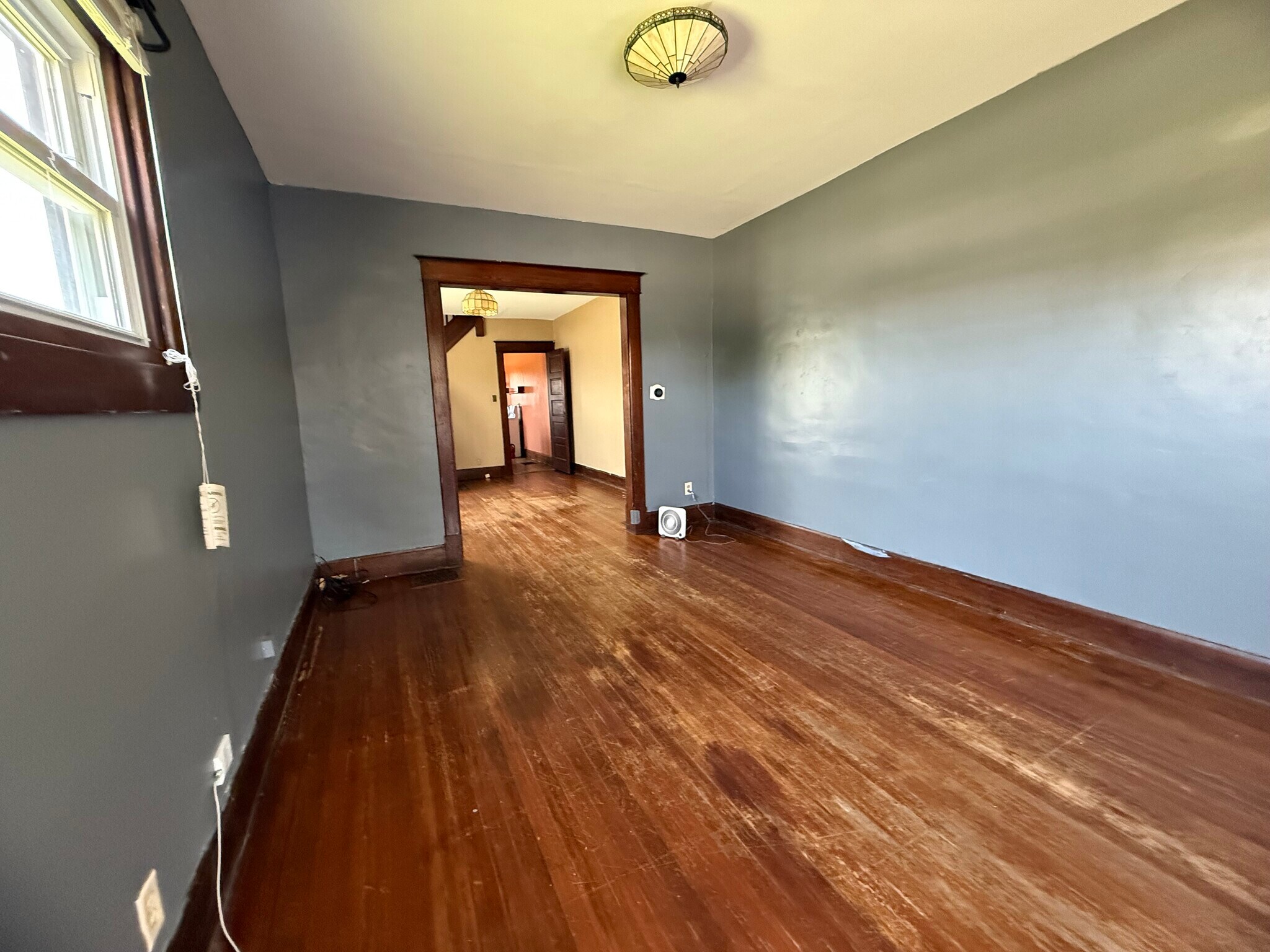 Cozy room right inside front door. - 906 E Morris St