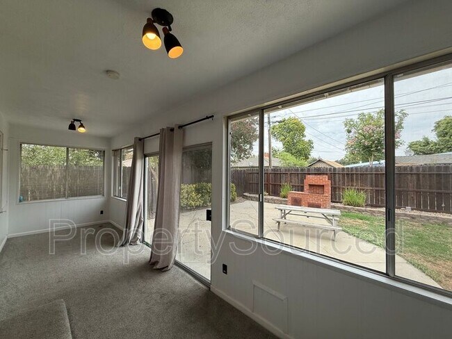 Building Photo - 1537 Maplewood Dr