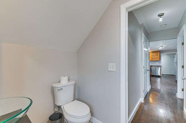 Building Photo - 467 Ferry St